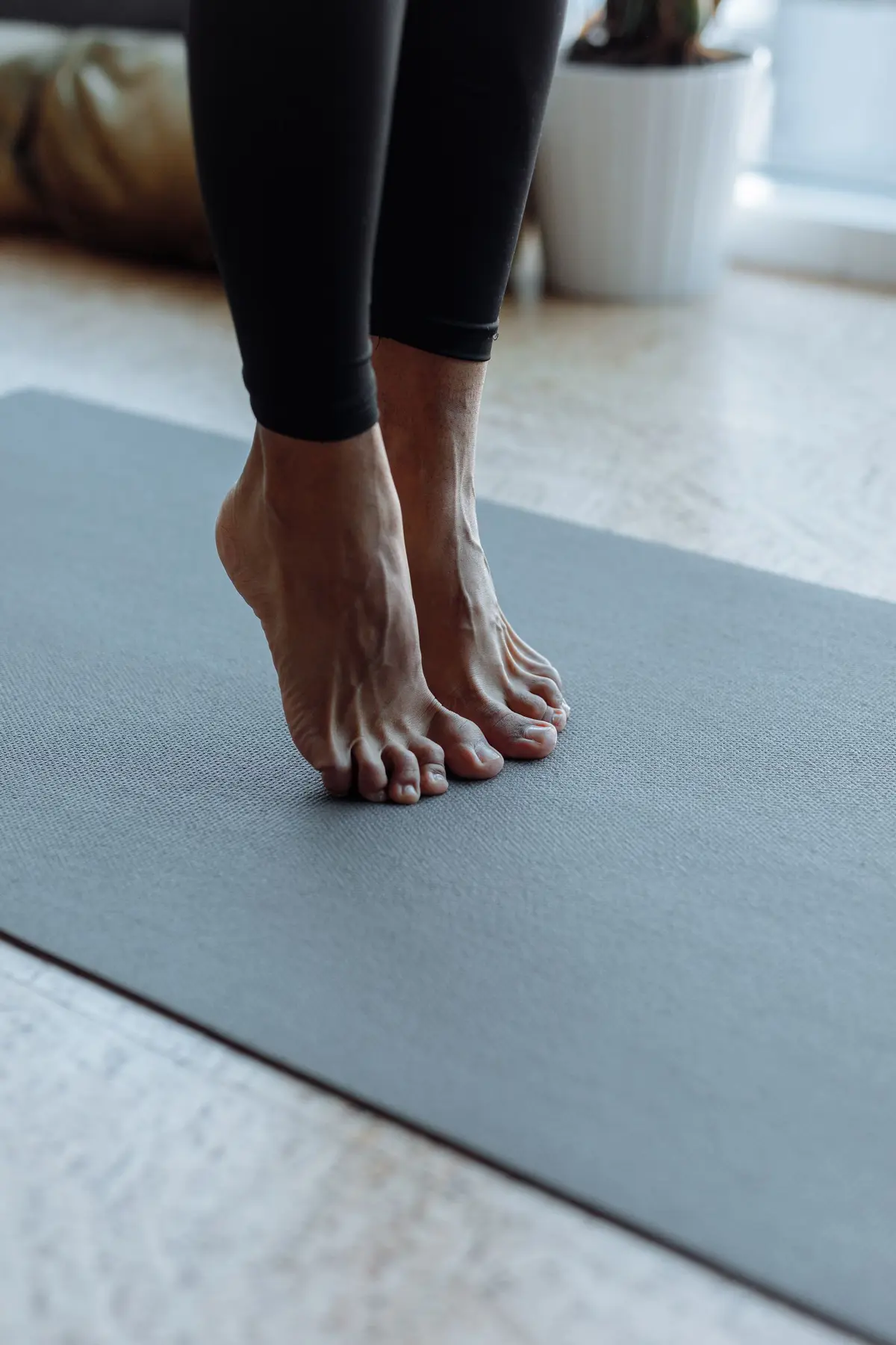 Gros plan sur des pieds en appui pendant un exercice de mobilité et d’équilibre